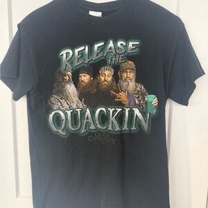 DUCK DYNASTY VINTAGE UNISEX GRAPHIC TEE- 100 percent cotton- Mens Small-Womans M
